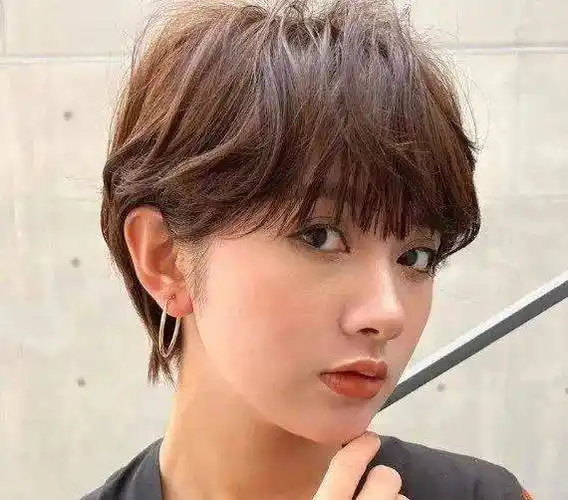 超短发的发型,头发整体比较短,所以特别清爽干练.