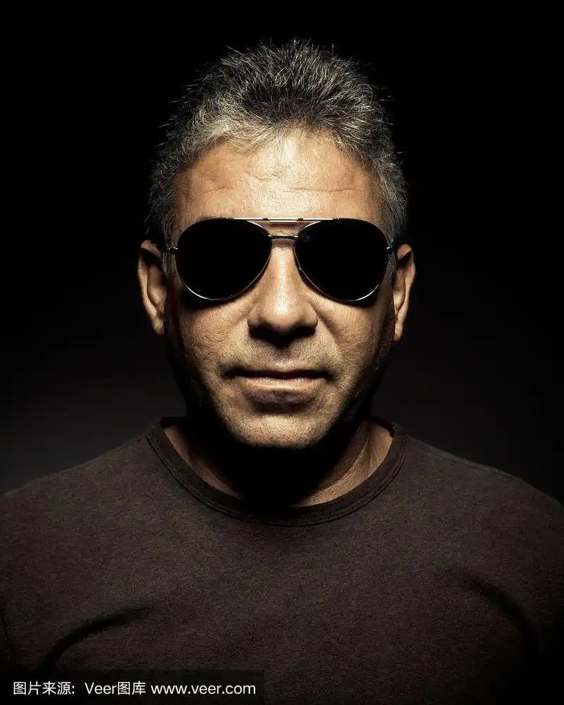 40多岁的老男人戴着墨镜