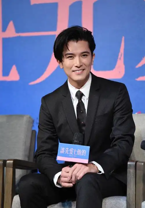 前女友唐嫣将与罗晋结婚邱泽心情不受影响牵手女生笑容满面