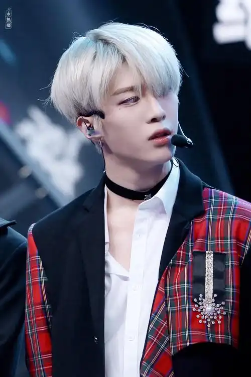 冰雪小王子温柔又帅气泪痣银发chocker每一点都戳在心上