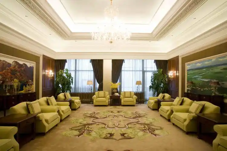 很大的一个会客厅,是主人用来接待一些客人用的地方 墙面的挂画选取的