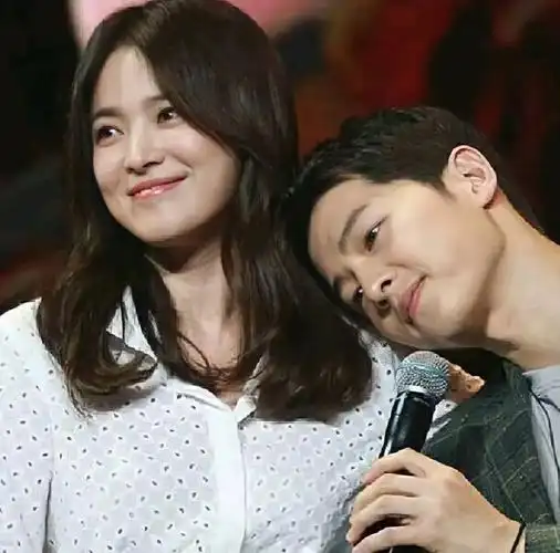 而相熟想知相爱,甚至最后走进了婚姻的殿堂 始终觉得,宋仲基和宋慧乔