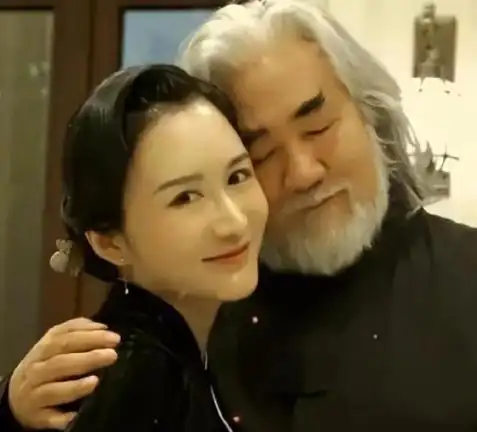 原创爆73岁张纪中再当爹42岁老婆喜提三胎这也太炸裂了