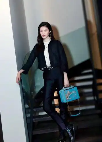 何穗出席某品牌活动一身黑衣精致干练气质出众