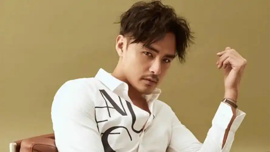 守男德典范明道被剧组美女亲密挽手一把冷漠甩开难掩嫌弃