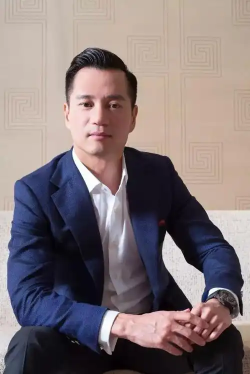 洗米华,纪晓波,陈荣炼是澳门著名的叠码仔,介绍赌场客户的中介人,根据