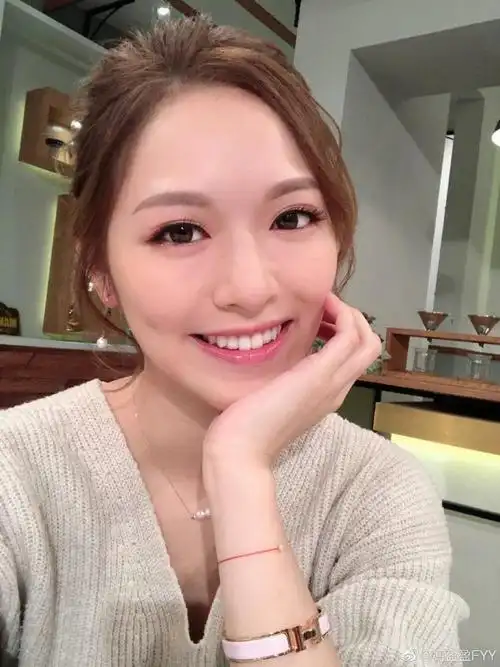 tvb小花冯盈盈与母现身商场为新居添置家具孝顺女主动买单