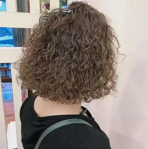 烫发后卷太多还显老气不用愁,不伤发卷型改造还原美丽发型更时尚