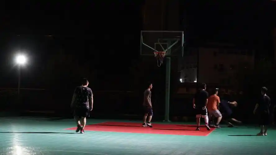 夜晚户外打篮球