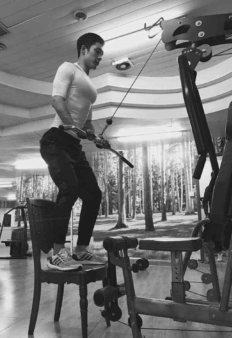 颜值超高拍戏"疯",4年不识肉滋味,八块腹肌韩东君_健身