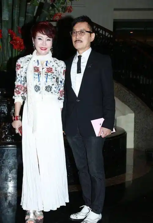 68岁狄波拉与老公罕同框,当街亲密搂肩,与谢贤分手后终寻真爱_江耀城