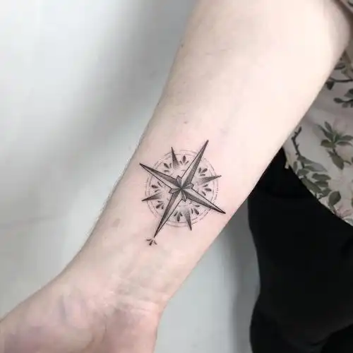 小臂黑灰指南针纹身图案