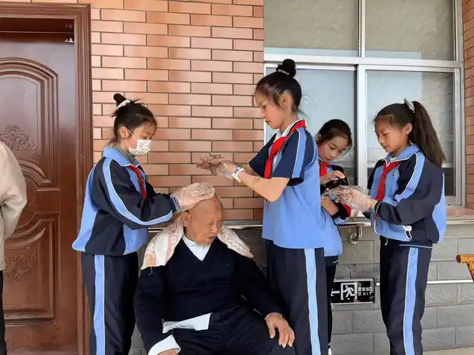 爱洒三月间,情满敬老院——裕民小学学雷锋志愿服务活动