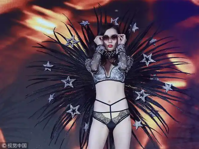 某商业活动内衣秀满屏大长腿外籍超模穿羽毛翅膀仙气十足