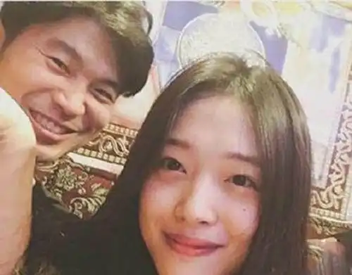 近日,韩国女团f(x)前成员崔雪莉晒出与大14岁男友崔子的合照后,再次晒