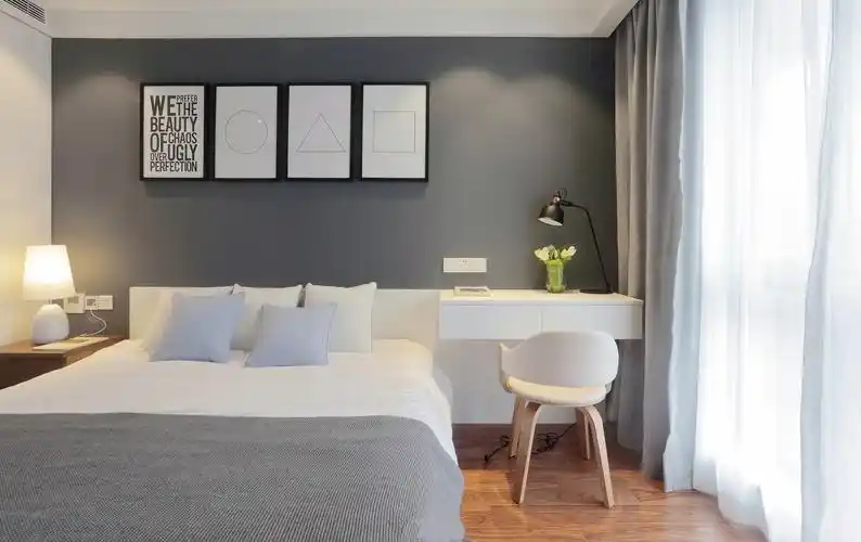 落地窗的设计使房间内的采光效果格外充裕,简约的设计搭配却带来舒适