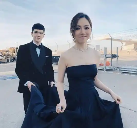 当时邓紫棋在社交媒体上分享了一张同mark的合照,双方看上去还是十分