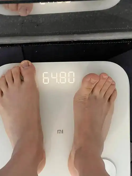 每天早晨起来看着体重秤,掉秤的花真的会很开心加油吧,瘦了买衣服,买