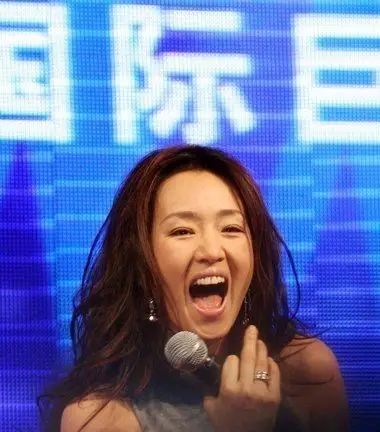 巩俐天价代言张嘴爆笑 大秀婚戒腋汗湿透衣襟