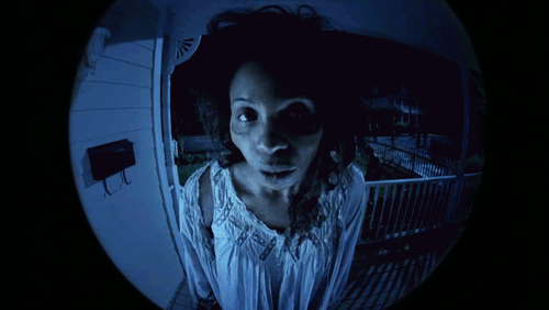 吓人男子半夜敲门透过猫眼看到了