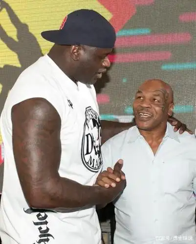 奥尼尔居然与泰森比试力量,那么,大鲨鱼与世界拳王谁更厉害呢?