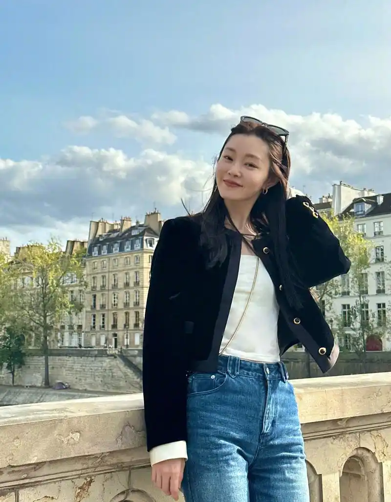 宋轶气质绝了# 宋轶黑色小香风外套77牛仔裤,人和衣服好适合呀