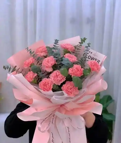 糖果花店康乃馨花束原价169元,母亲节特惠79元,买束鲜花表达你的爱吧.