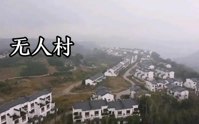 重庆一座荒山上发现一个无人村,村子这么大,可是空无一人!