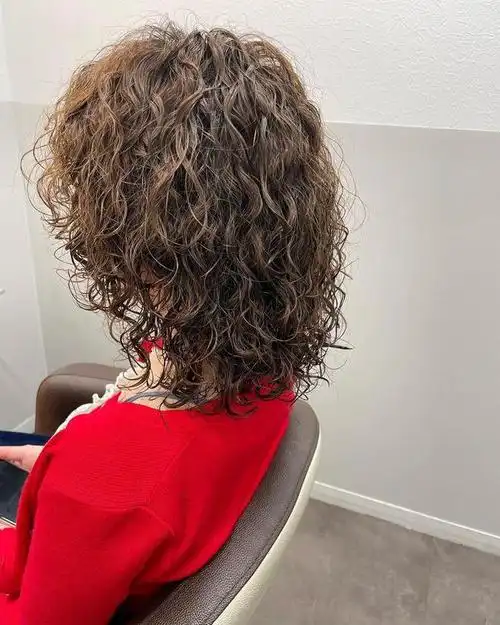 自然飘逸的小卷发是一种轻盈而随意的发型,适合那些