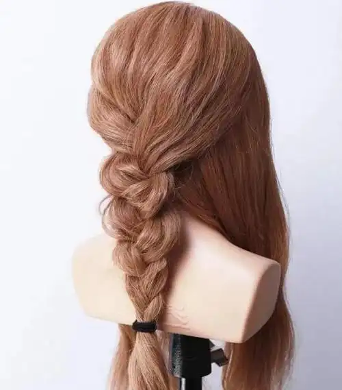 step 1:两侧各留出一小束头发,剩下的头发在脑后编成一条三股辫并用一