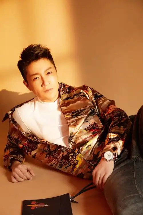 近日,实力派演员李宗翰曝光了一组"光影绅士"写真.