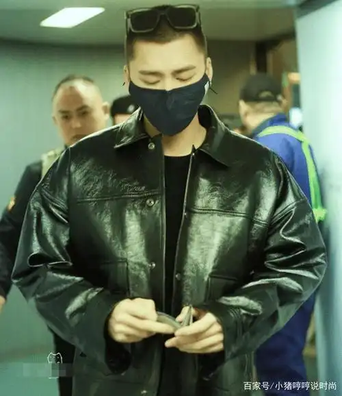 李易峰寸头像光头强穿皮夹克垂一条发带有种收保护费的既视感