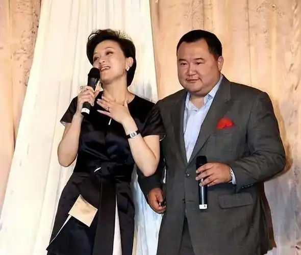 杨澜高调秀恩爱破婚变,百亿丈夫胖到300斤,1套帝王绿超1000w