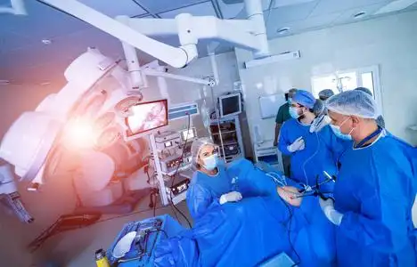 科学神经外科手术室的外科医生在工作.手术室的现代化设备.