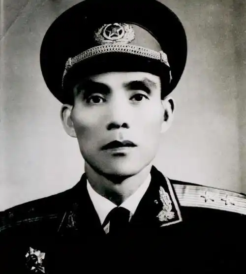 政治局委员和国务委员兼国防部部长,以及北京军区第一政治委员等职