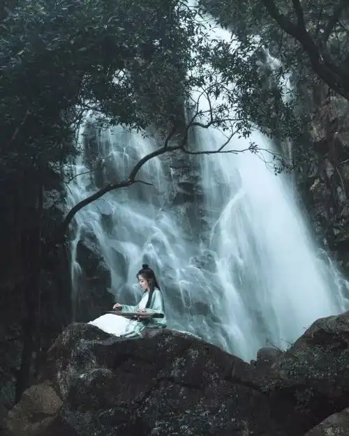 一曲《心静性闲》,淡雅优美,抚慰心灵