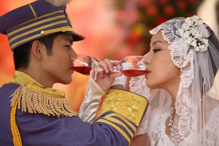 但其实齐芳早已嫁为人妇步入豪门,老公是浙江富商