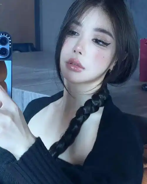 国产嫩模媛媛酱,黑丝后妈裙香欲撩人