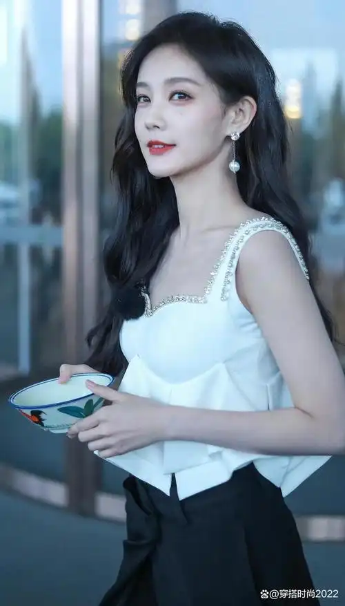 李一桐港风大波浪亮相,成熟妩媚有女人味,身材比例太出众