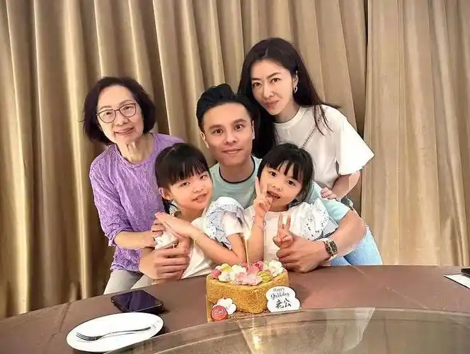 熊黛林豪门老公新年晒全家福,双胞胎女儿可爱出镜,长相颜值大不同_郭