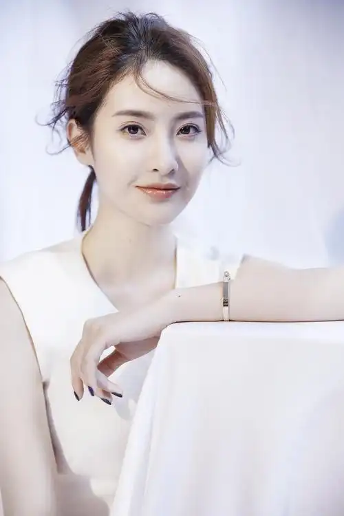 照片中,赖雨濛身着白色连衣裙,随意扎起的头发,靓