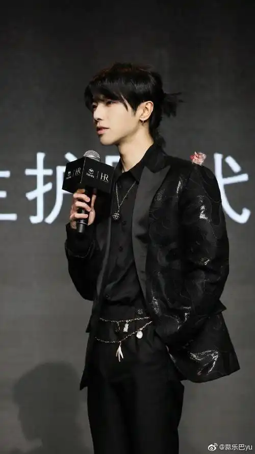 华晨宇扎小辫子# 长发的华晨宇太好看了[aw. 来自蒜乐巴yu - 微博