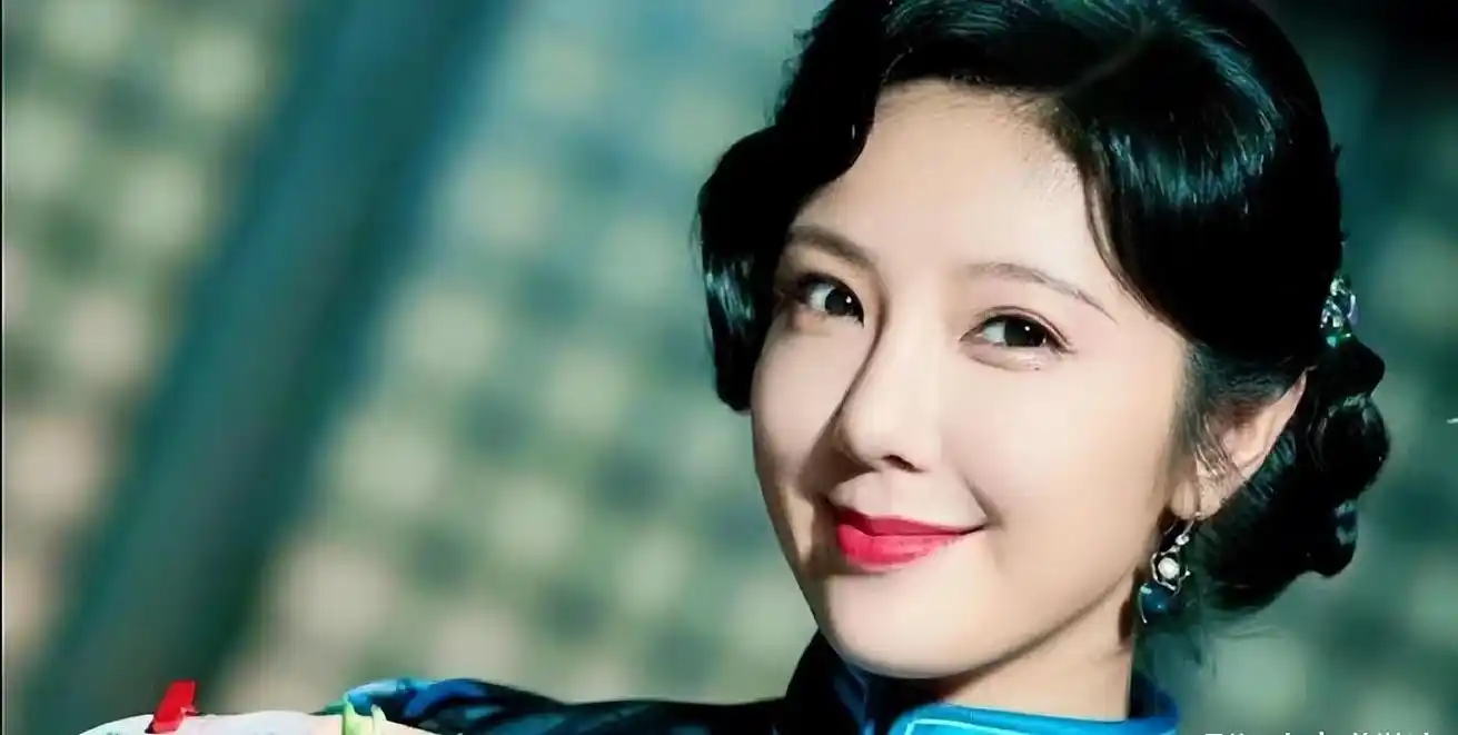 《梅花红桃》:36岁妩媚女神吸引眼球 赵奕欢在《梅花红桃》中饰演