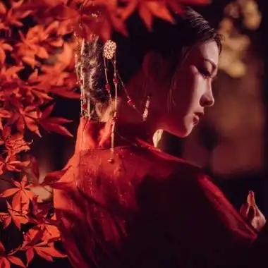 红色古风头像女生高清唯美的红衣女子古风真人头像图片