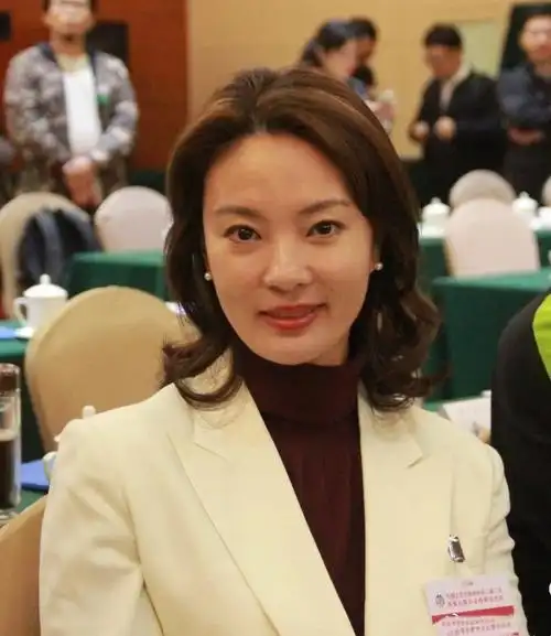 央视主持人刘芳菲现身活动,身材发福却依旧年轻,42岁模样清秀