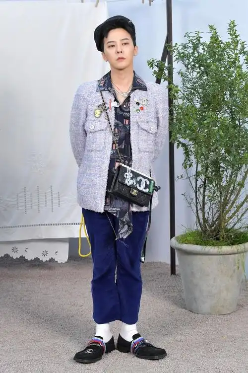 权志龙参加chanel大秀软呢外套斜挎包吸睛