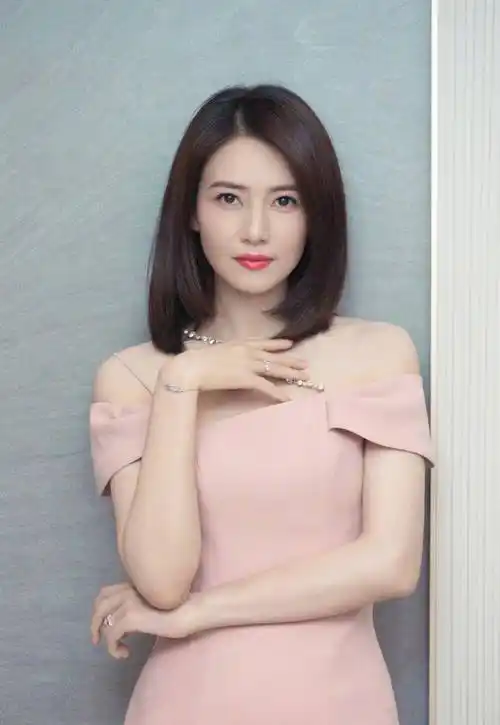 要么就是浓颜系如今比较流行的女明星里,很少有这种端庄大气的长相了