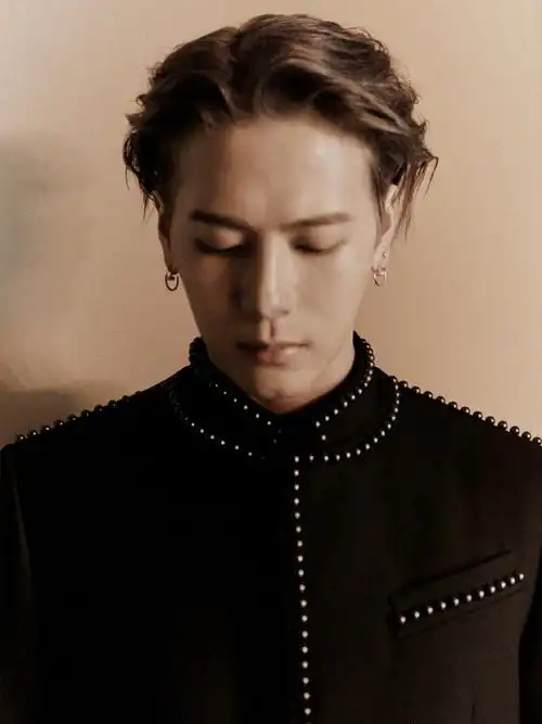 王嘉尔半裸出发图##王嘉尔紫发看秀