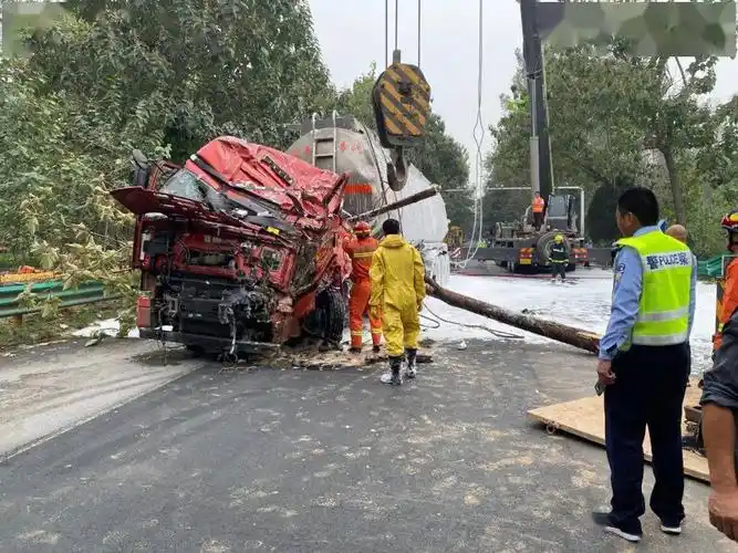 油罐车由于其运输的物品具有一定的危险性一旦发生碰撞等交通事故会