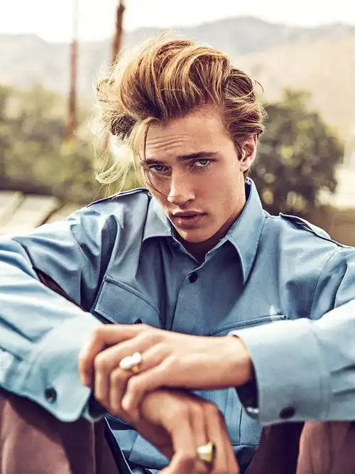 还记得之前爆红的lucky blue smith吗?这是他最近的写真